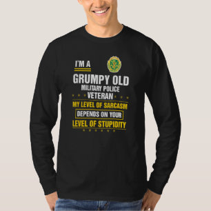 Mürrischer alter Militärpolizei-Veteran Vater Tag T-Shirt