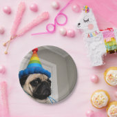 Mürrischer Mops mit Regenbogen-Geburtstagshut Pappteller (Party)