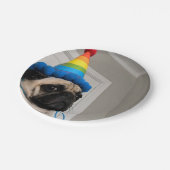 Mürrischer Mops mit Regenbogen-Geburtstagshut Pappteller (Schrägansicht)
