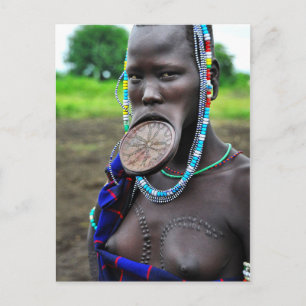Mursi Frau mit Lippenplatte und Karikatur Postkarte