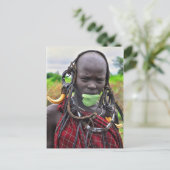 Mursi Girl mit Leaf "Pflaster" Postkarte (Stehend Vorderseite)