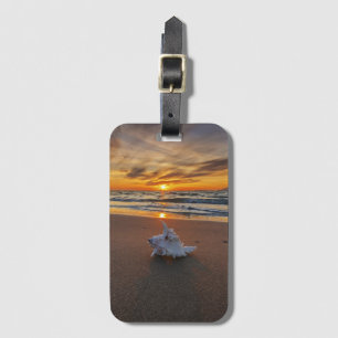 Muschel am Strand in Insel des Sonnenuntergang- Gepäckanhänger