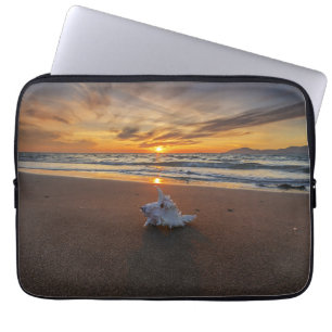 Muschel am Strand in Insel des Sonnenuntergang- Laptopschutzhülle