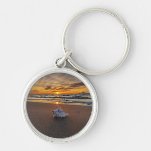 Muschel am Strand in Insel des Sonnenuntergang- Schlüsselanhänger