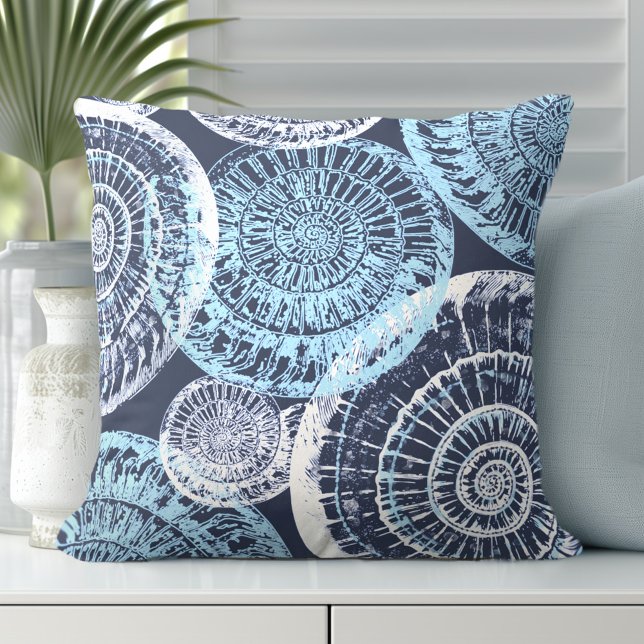 Muschel am Ufer Blaues Kissen (Discover Gorgeous Coastal Throw Pillows by Totally Coast.)