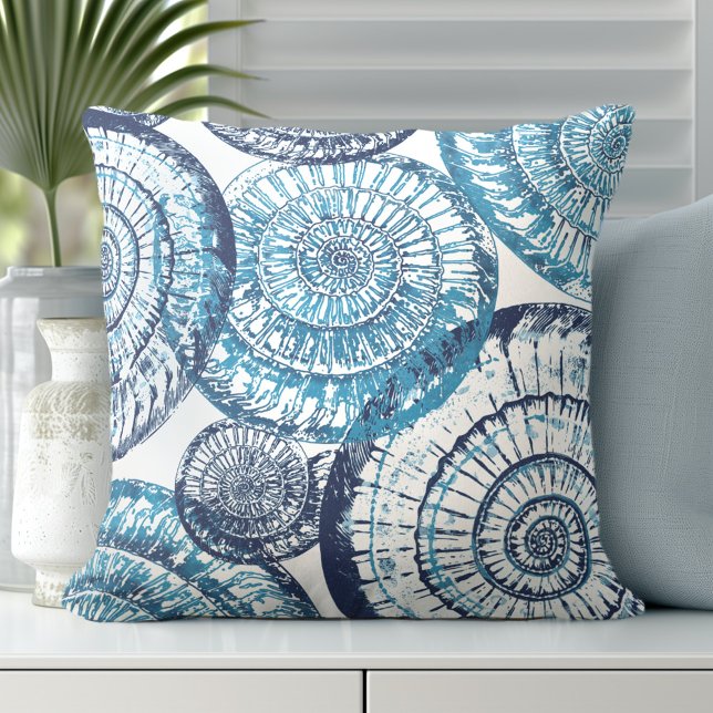 Muschel am Ufer Blaues Kissen (Discover Gorgeous Coastal Throw Pillows by Totally Coast.)