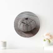 Muschel auf eine hölzerne Tabelle Große Wanduhr (Zuhause)