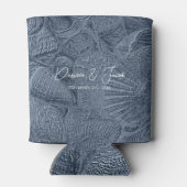 Muschel Dark Dusty Blue Moderner Küstenstrand Dosenkühler (Rückseite)