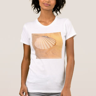 Muschel, die in Sand legt T-Shirt