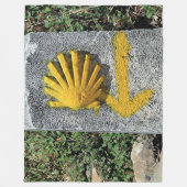 Muschel El Camino und Pfeilzeichen Fleecedecke (Vorderseite)