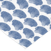 Muschel in Scallop, Print, Indigo und Weiß Kurzer Tischläufer (Ecke)