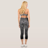 Muschel pattern.04.w Black BG Capri Leggings (Rückseite)