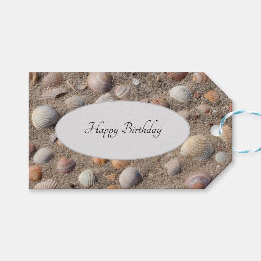 Muscheln am Strand Foto mit Happy Birthday Geschenkanhänger (Vorderseite (Horizontal))
