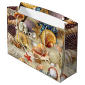 Muscheln am Strand Große Geschenktüte (Rückseite Schrägansicht)