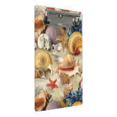Muscheln am Strand Mini Klemmbrett (Schrägansicht)