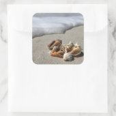 Muscheln am Strand Quadratischer Aufkleber (Tasche)