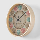 Muscheln auf dem farbenfrohen Strandwald Uhr (Winkel)