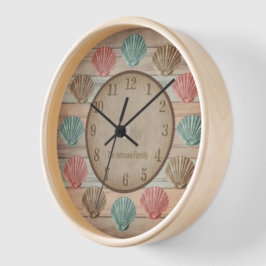 Muscheln auf dem farbenfrohen Strandwald Uhr (Winkel)