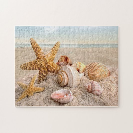 Muscheln auf einem Puzzle mit weißem Sand (Horizontal)