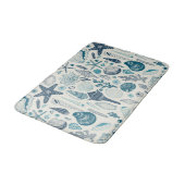 Muscheln auf weißlich badematte (Schrägansicht)