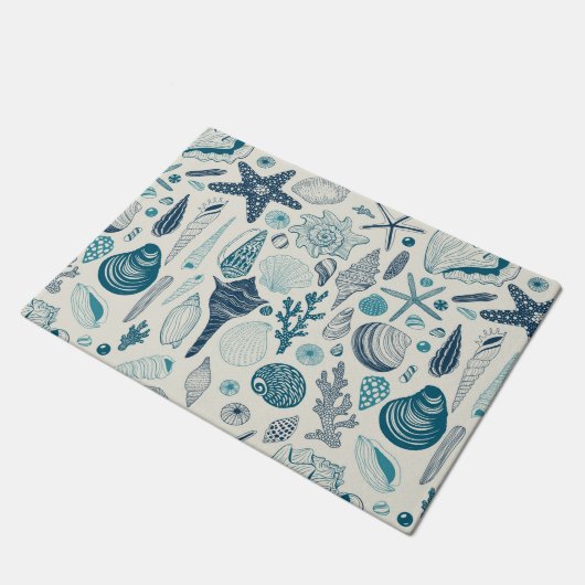 Muscheln auf weißlich fußmatte (Schrägansicht)