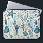 Muscheln auf weißlich laptopschutzhülle<br><div class="desc">Handgezeichnet Vektormuster mit Muscheln</div>