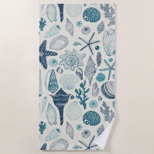 Muscheln auf weißlich strandtuch