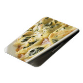 Muscheln aus gebackenen Nudeln mit Spinatfüllung Magnet (Linke Seite)