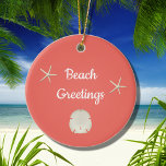 Muscheln Beach Pink Keramik Ornament<br><div class="desc">Beach Gruß Meer Muschel Weihnachtsschmuck. Mit einer Jakobsmeer-Muschel mit roten und rosa Akzenten hat dieses Stück einen rosa pfirsichfarbenen Hintergrund. Mit weißen Schriftzeichen können Sie Ihren eigenen Text anpassen. Ideal für die Dekoration Ihres Urlaubsbaumes am Strand!</div>