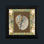Muscheln der kleinen Meerjungfrau Geschenkbox<br><div class="desc">Charikilia Zarris ist eine talentierte Künstlerin,  die für ihr Meereskunstwerk bekannt ist. Ihre Bilder sind friedlich und beruhigend und entspannen Sie mit jedem Bild. Dieses Wasserkunstwerk ist von einer Conch-Muschel umgeben,  die von Dekoration und Blumenmuster umgeben ist.</div>
