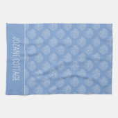 Muscheln der weißen Scallop-Küste auf Blue Persona Geschirrtuch (Horizontal)