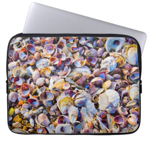 Muscheln durch das Seeufer Laptopschutzhülle
