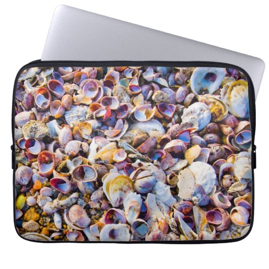 Muscheln durch das Seeufer Laptopschutzhülle (Vorderseite)