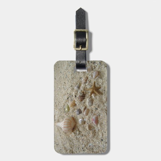 Muscheln im Sand Gepäckanhänger (Vorderseite vertikal)