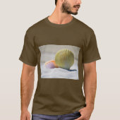 Muscheln im Sand Strand Vibes T-Shirt (Vorderseite)