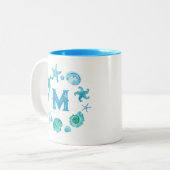 Muscheln im Wasserfarben und Monogramm für die See Zweifarbige Tasse (Vorderseite Links)