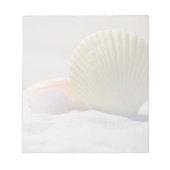 Muscheln im weißen Sand Notizblock (Vorderseite)
