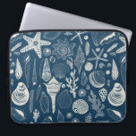 Muscheln in dunkelblau laptopschutzhülle<br><div class="desc">Handgezeichnet Vektormuster mit Muscheln</div>