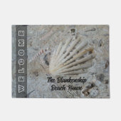 Muscheln in einem Betongebäude Fußmatte (Vorderseite)