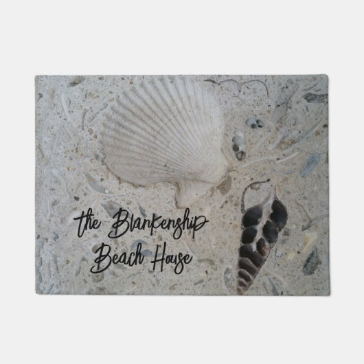 Muscheln in einem Betongebäude vor der Tür Fußmatte (Vorderseite)