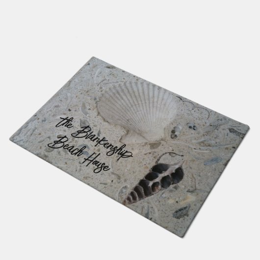 Muscheln in einem Betongebäude vor der Tür Fußmatte (Schrägansicht)