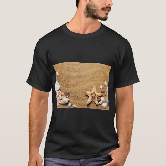 Muscheln in Sand Coastal Print T-Shirt (Vorderseite)