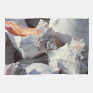 Muscheln in Sonnenlicht und Schatten Handtuch
