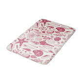 Muscheln in Viva Magenta - Farbe des Jahres 2023 Badematte (Schrägansicht)