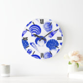 Muscheln - Kobaltblau auf weißem Hintergrund Große Wanduhr (Zuhause)