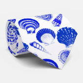 Muscheln - Kobaltblau auf weißem Hintergrund Krawatte (Gerollt)