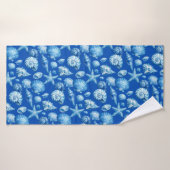 Muscheln. Maritim. Blau. Badehandtuch (Badehandtuch)