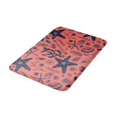 Muscheln mit Korallenhintergrund Badematte (Schrägansicht)