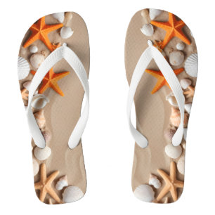 Muscheln, Seesternen und Kies auf einem Sandstrand Badesandalen