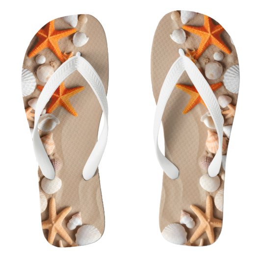 Muscheln, Seesternen und Kies auf einem Sandstrand Badesandalen (Fußbett)